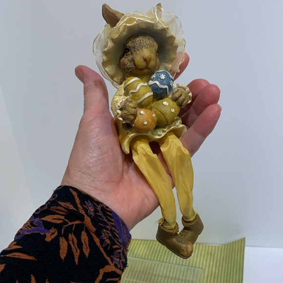 Sitting bunny resin figurine swinging legs - Picture 7 of 14